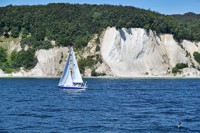 Segelboot vor den Rügener Kreidefelsen